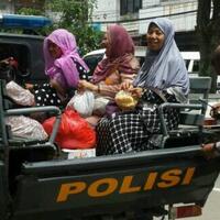 akibat-demo-sopir-angkot-polisi-antarkan-warga-dengan-mobil-patroli