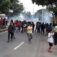 pelaku-tawuran-bawa-celurit-dan-samurai-dua-tewas-polisi-pun-tembakkan-gas-air-mata