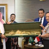 kpk-tunggu-kapolri-laporkan-pedang-emas-pemberian-raja-arab
