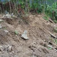 makam-leluhur-tergerus-longsor-ahli-waris-punguti-tulang-belulang