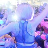 aksi-nikita-mirzani-berpakaian-minim-menerjunkan-diri-ke-kerumunan-penonton