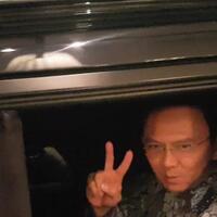 usai-serah-terima-jabatan-ke-sumarsono-ahok-acungkan-dua-jari