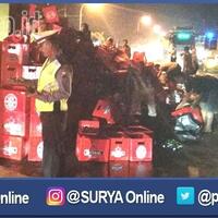 warga-rebutan-bir-dari-tumpahan-truk-terguling-di-jalan-raya-duduk-sampean