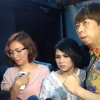 kata-pihak-evelyn-seputar-kabar-adanya-gunting-dan-percobaan-bunuh-diri