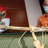 kapolri-serahkan-pedang-emas-dari-kedubes-arab-saudi-ke-kpk