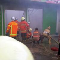bangunan-klinik-medika-panghegar-dan-pujasera-di-bandung-terbakar