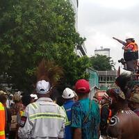 demo-kantor-jonan-karyawan-freeport-suarakan-tuntutan-sambil-menari-nari