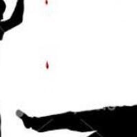 penikam-bersihkan-darah-yang-menempel-di-besi-menggunakan-tangan