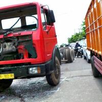 sopir-truk-tanpa-muatan-sempat-terjepit-di-kabin