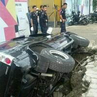 diduga-sibuk-menelepon-pengemudi-masuk-parit