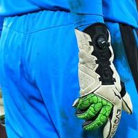 puma-mulai-revolusi-sarung-tangan-kiper-petr-cech-jadi-kiper-pertama-yang-pakai