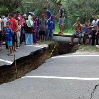 jalan-ambles-di-kecamatan-kuok-kampar-jalur-sumbar-riau-terputus-lagi