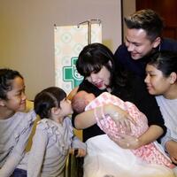 dapat-adik-baru-putri-andhika-pratama-beri-hadiah-istimewa-untuk-ussy-sulistiawaty