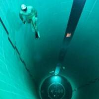 sensasi-kolam-renang-terdalam-di-dunia-setara-gedung-13-lantai