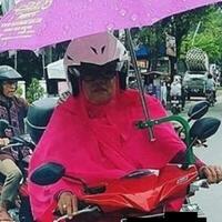 kira-kira-bahaya-gak-ya-bikers-wanita-dengan-piranti-payung-di-motornya