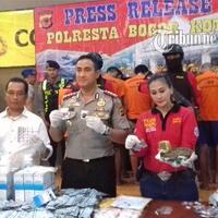 tiga-pemuda-di-bogor-kepergok-isap-tembakau-gorilla