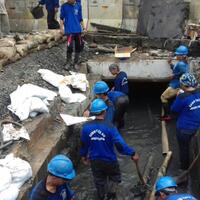 ratusan-karung-pasir-mengendap-di-saluran-air-fatmawati