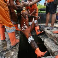 kisah-para-pengeruk-endapan-lumpur