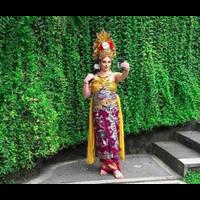 tempat-pramugari-cantik-raja-salman-pakai-kostum-bali