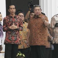 kompak-berbatik-presiden-jokowi-terima-sby-di-teras-istana