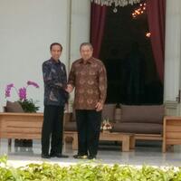 keakraban-jokowi-dan-sby-di-beranda-istana