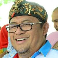 aher-dapat-anugerah-pena-emas-dari-pwi