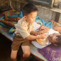 kisah-pilu-kendar-bocah-sd-rawat-ayahnya-yang-lumpuh-seorang-diri