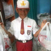 momen-bahagia-juhdi-dibelikan-perlengkapan-sekolah-oleh-polisi