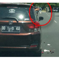 jangan-ditiru-punya-mobil-bagus-tapi-kelakuan-tak-beradab