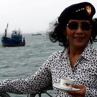 viral-potret-sangar-menteri-susi-pudjiastuti-ngopi-dan-merokok-di-tengah-laut