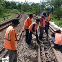 ahli-tanah-dilibatkan-mengecek-pergeseran-tanah-di-jembatan-rel-kereta-api-cisuren