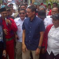 telat-15-jam-sandiaga-disoraki-warga