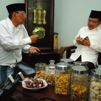 kenangan-khusus-kalla-dengan-hasyim-muzadi