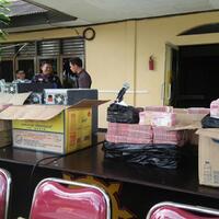 sejumlah-kardus-berisi-uang-dibawa-ke-mako-brimob-polda-kaltim