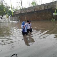 ratusan-rumah-di-serpong-tangsel-terendam-banjir