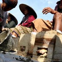 dianggap-eksploitasi-perempuan-aksi-cor-kaki-di-istana-dipolisikan