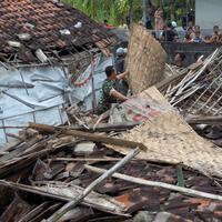 43-rumah-di-sampang-diterjang-puting-beliung