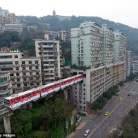 pemandangan-menakjubkan-kereta-menembus-gedung-di-china