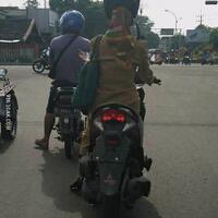 12-foto-gaya-orang-indonesia-pakai-helm-ini-luar-biasa-uniknya-kocak