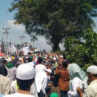 dilempari-batu-polisi-lepaskan-gas-air-mata-ke-pendemo-gereja