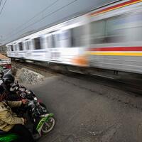 141-perlintasan-kereta-di-cirebon-tanpa-penjagaan-dan-palang-pintu