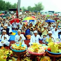 umat-hindu-lakukan-upacara-melasti-sambut-hari-raya-nyepi