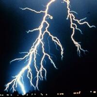 tiga-orang-tewas-disambar-petir-saat-berada-di-pondok-sawah