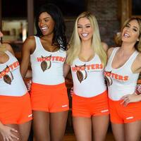 selain-hooters-ini-restoran-dengan-pelayan-seksi-di-dunia