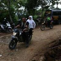 terobos-longsor-ponorogo-khofifah-naik-motor-gus-ipul-naik-heli