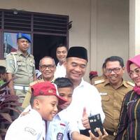 kunjungi-sdn-1-pongo-di-wakatobi-mendikbud-diajak-selfie-siswa
