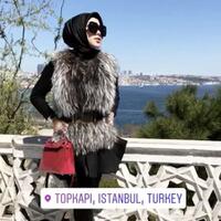 syahrini-dihujat-karena-berhijab-tapi-seperti-tak-pakai-celana