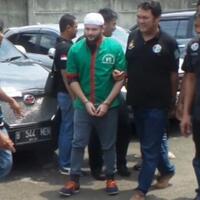 gaya-ridho-rhoma-saat-tiba-di-rsko-berpeci-putih-kakinya-terbungkus-sepatu-macbeth