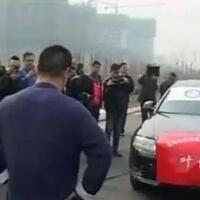 guru-kung-fu-di-cina-tarik-tujuh-mobil-dengan-testikelnya