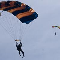 angin-empaskan-4-penerjun-tni-au-saat-simulasi-tempur